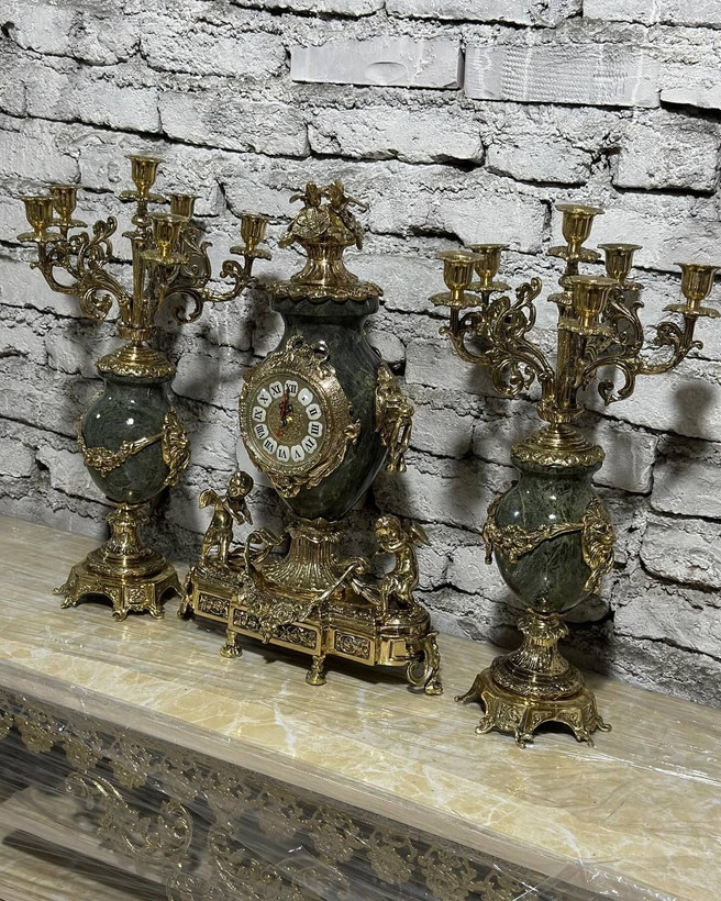 ساعت و شمعدان کوزه ای برنجی در سه رنگ
