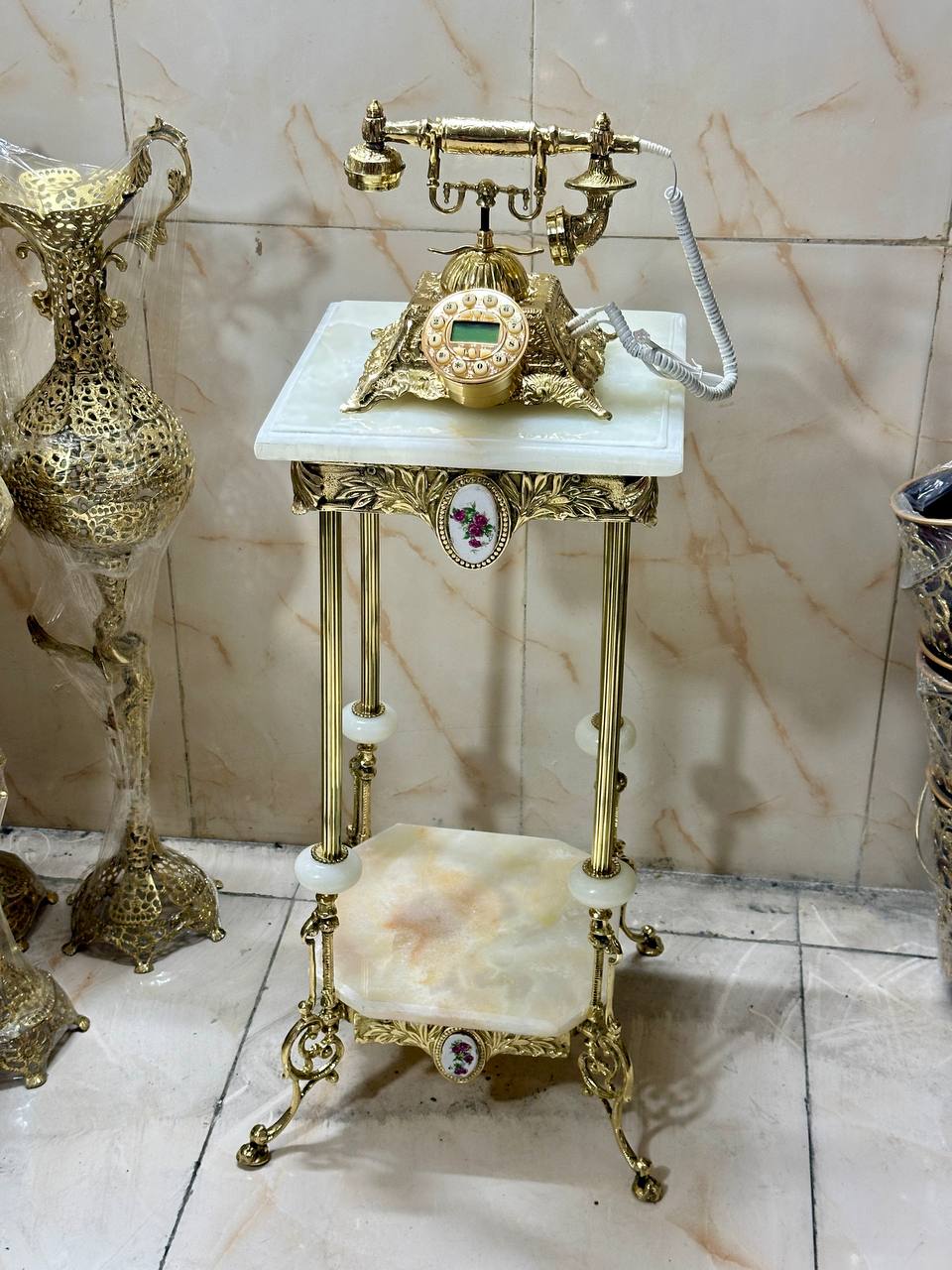 میز مربع فرانسوی در سه رنگ متنوع