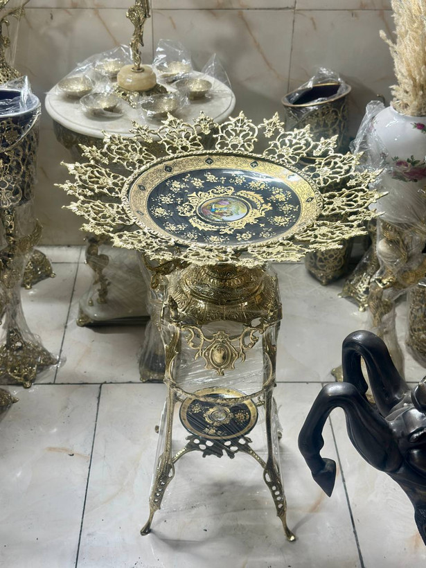 پایه استند کنار سالنی چهارپایه طرح کالسکه سلطنتی تمام برنجی با پایههای دارای انحنای کالسکهای و صفحه منبتکاری شده طلاگون بازرگانی نداف مشهد