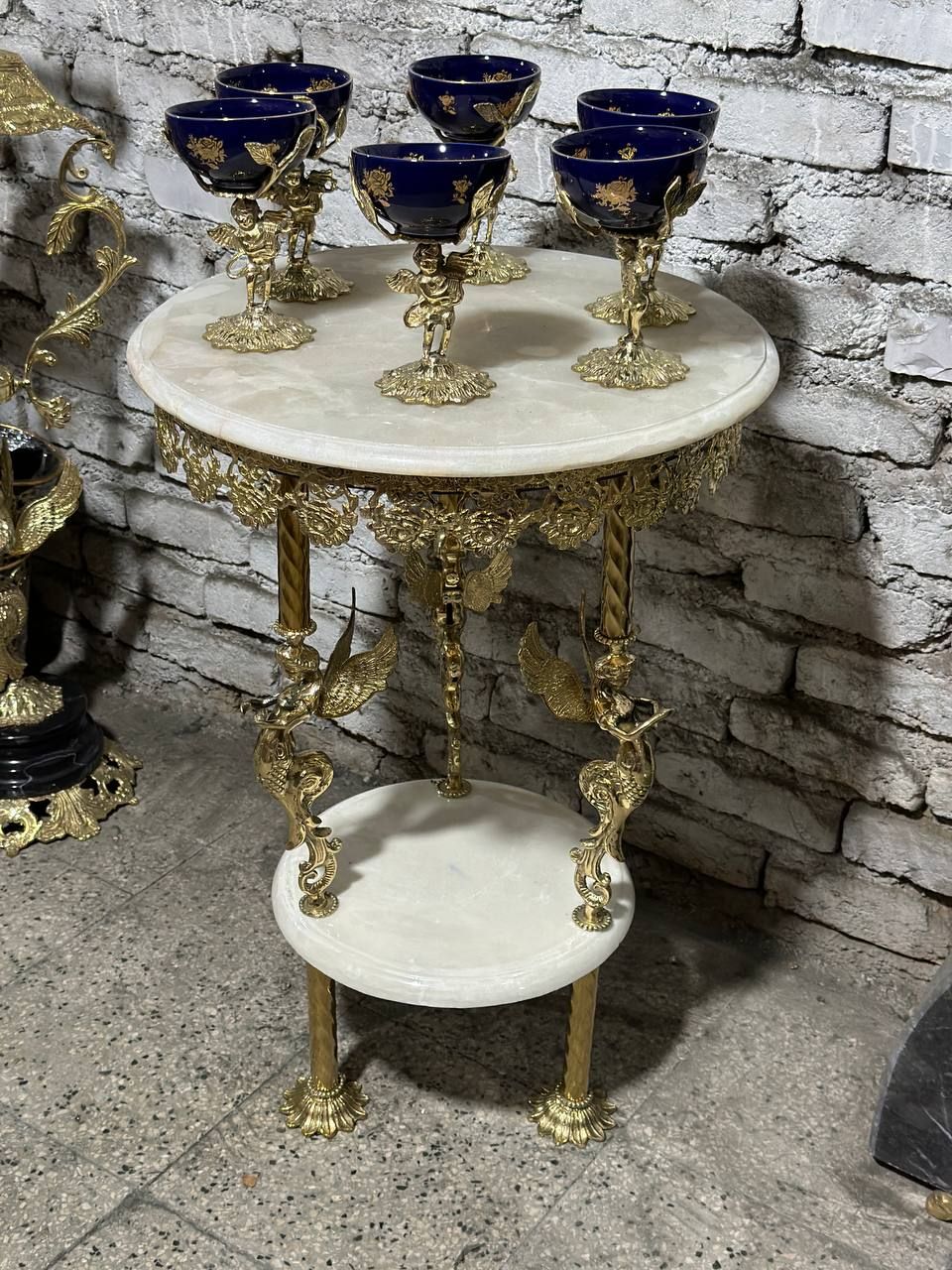 میز گرد برنجی سه فرشته گل رز دو طبقه