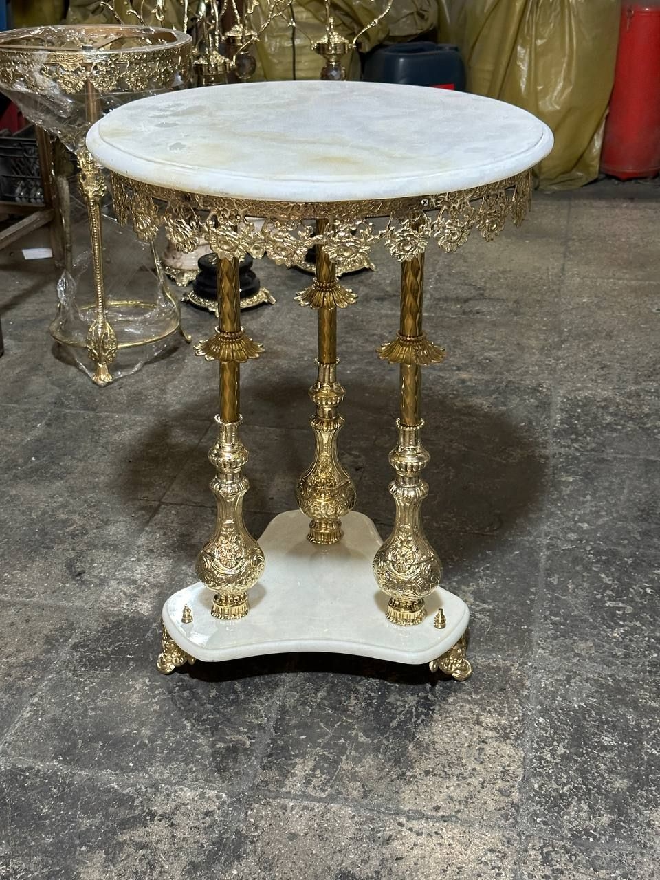 میز گرد برنجی سوراهی سه پایه گل رز