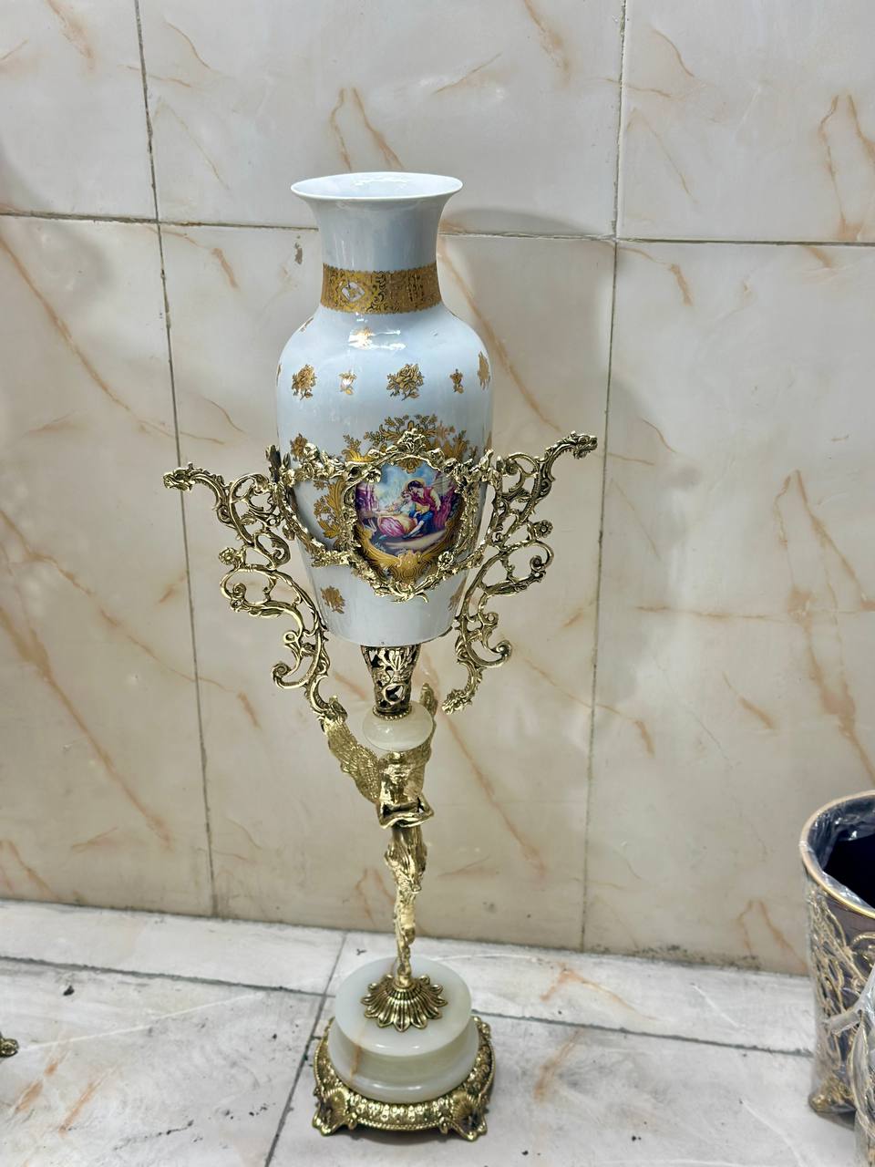 گلدان کنار سالنی چینی طلاکوب پایه سنگی