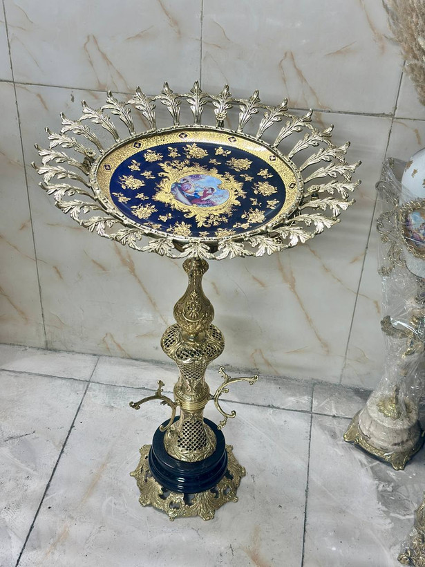 استند و پایه کنار سالنی تمام برنجی با ستون مشبک هندسی طرح زنبوری و نشیمن دایرهای پرداخت براق بازرگانی نداف مشهد