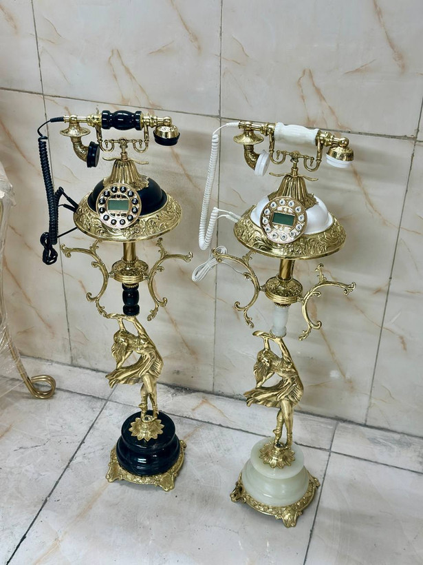 تلفن گرد رومیزی برنجی مدل پرنس با گوشی کلاسیک و پایه استوانهای سنگ طبیعی مرمر درجه یک بازرگانی نداف مشهد