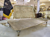 سینی برنجی پایه دار مدل طرح طاووس با بدنهی منقوش، لبههای کنگرهدار و براق لوکس - بازرگانی نداف