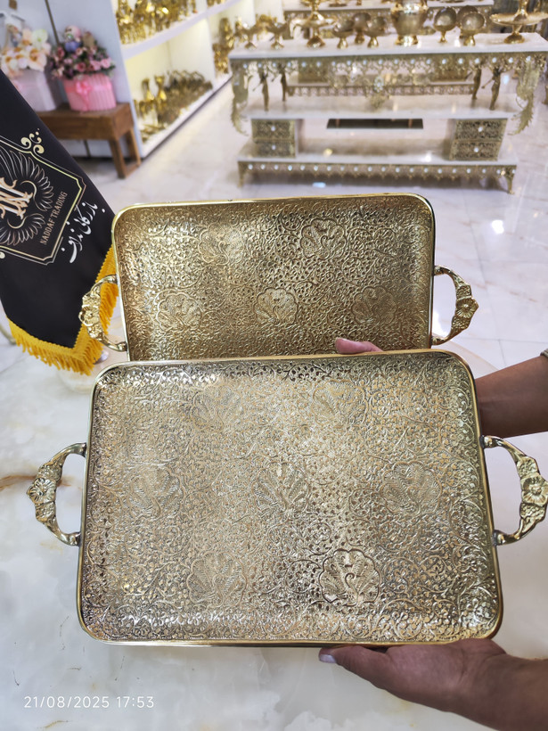 سینی برنجی پایه دار مدل طرح طاووس با بدنهی منقوش، لبههای کنگرهدار و براق لوکس - بازرگانی نداف