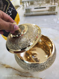 شکلات خوری یوفو پایه دار طرح طاووس برنجی درب دار با نقوش قلمکاری دستساز هندی بازرگانی نداف