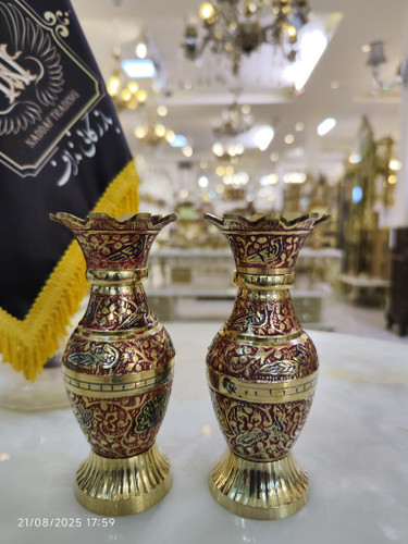 گلدان برنجی مینا کاری شده طرح طاووس در دو رنگ قرمز و آبی بصورت تکی