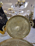 سینی گرد طرح طاووس پایه دار دسته دار برنجی