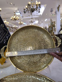 سینی گرد طرح طاووس پایه دار دسته دار برنجی