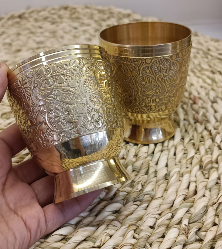لیوان طرح طاووس پایه کوتاه برنجی بصورت تکی ظرف پذیرایی لوکس برند بازرگانی نداف مشهد