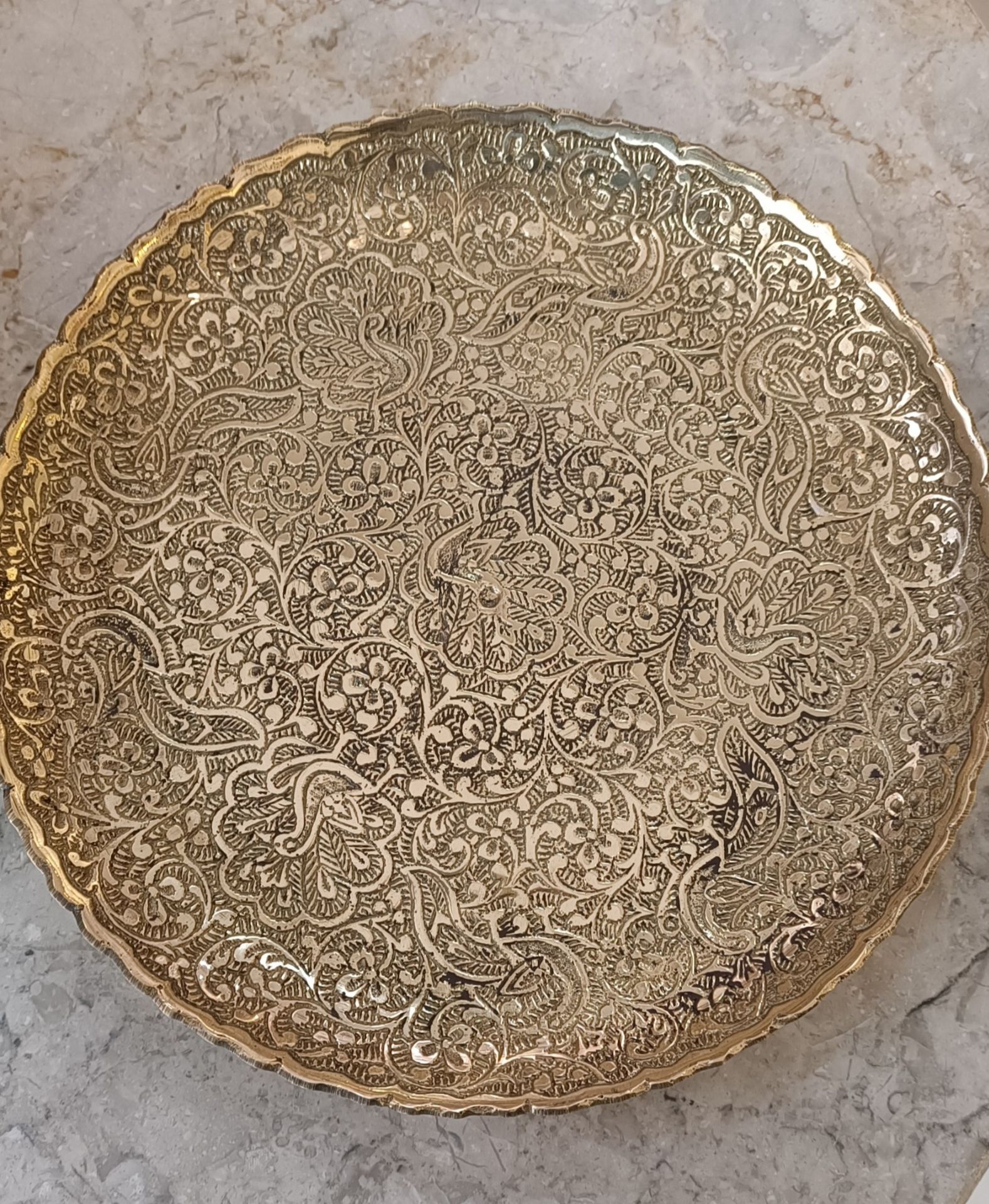 پیش دستی برنجی ۸ اینچ طرح طاووس با لبه ساده و بدون پایه با حکاکی ظریف مناسب پذیرایی و دکور محصول متالوکس