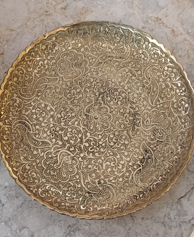 پیش دستی برنجی ۸ اینچ طرح طاووس با لبه ساده و بدون پایه با حکاکی ظریف مناسب پذیرایی و دکور محصول متالوکس