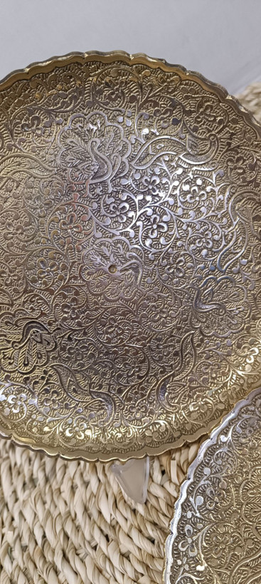 پیش دستی برنجی ۸ اینچ طرح طاووس با لبه ساده و بدون پایه با حکاکی ظریف مناسب پذیرایی و دکور محصول متالوکس