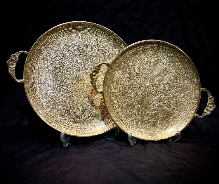 سینی گرد برنجی پایهدار و دستهدار با طرح گل رز، موجود در دو سایز مختلف