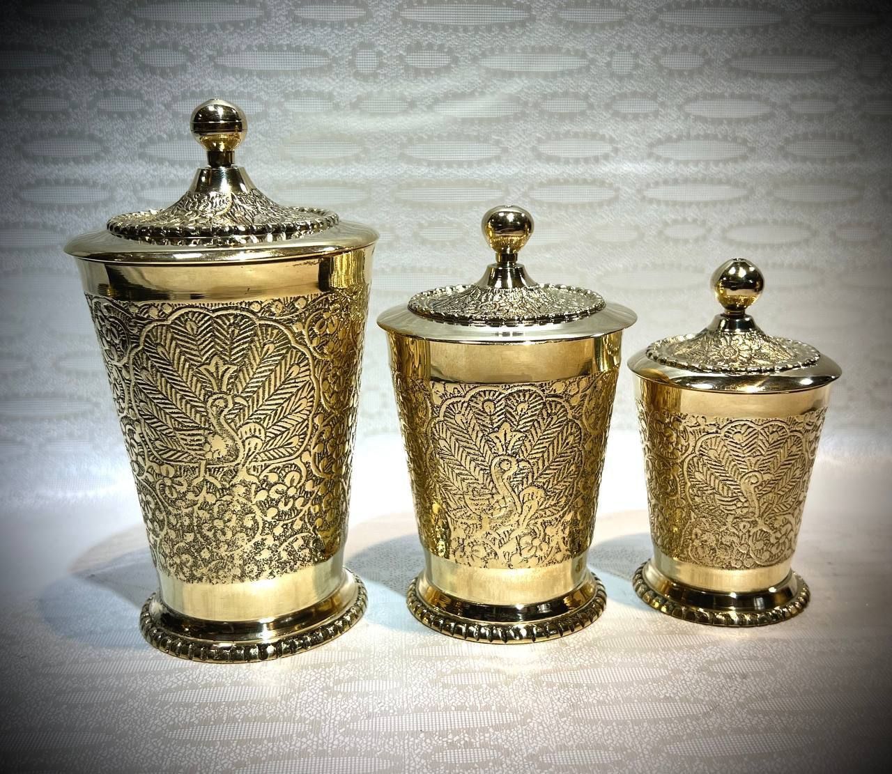 بانکه استوانه( جا ادویه) درب دار طرح طاووس در سه سایز مختلف برنجی