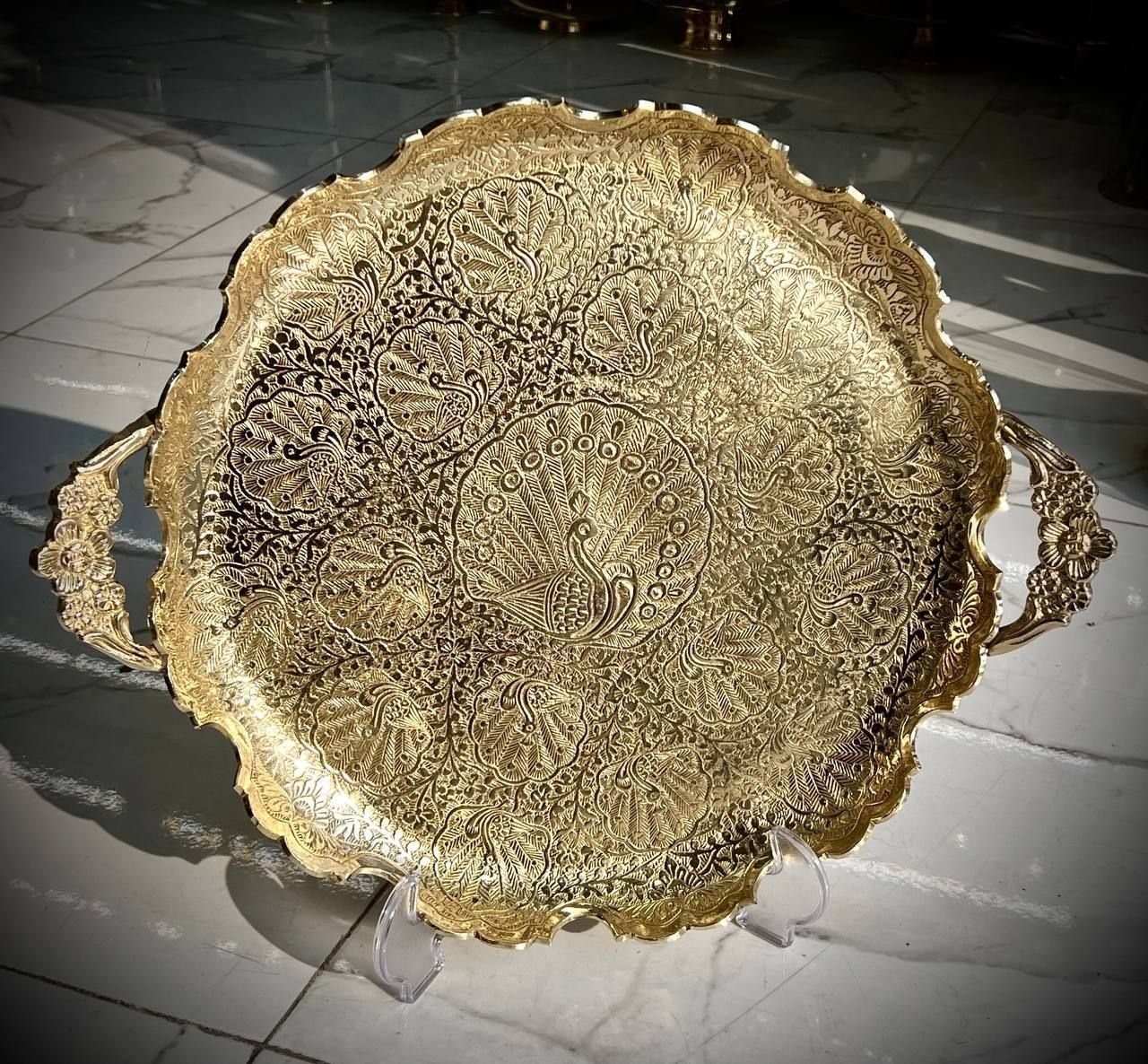 سینی چهار پایه  لب قطعه طرح طاووس برنجی مدل دسته دار