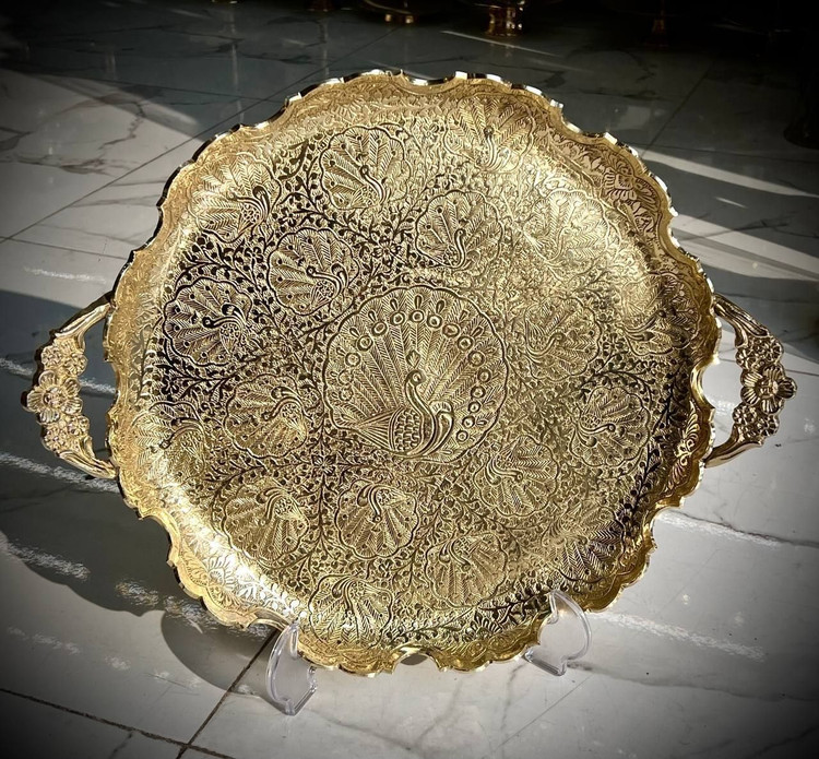 سینی چهار پایه لب قلعه طرح طاووس برنجی مدل دسته دار با نقوش طاووس و جزئیات هنری بازرگانی نداف