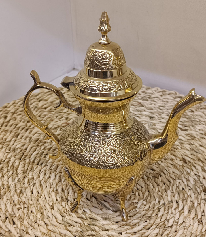 قوری مهگل طرح طاووس چهار پایه 800 سی سی سایز بزرگ ظرف پذیرایی لوکس برند بازرگانی نداف مشهد