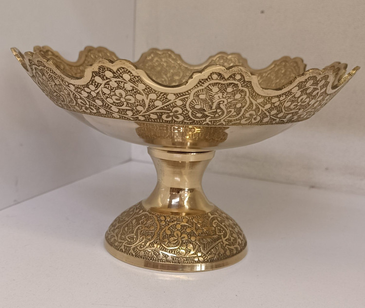 آجیل خوری لب قلعه طرح طاووس ۸ اینچ سبک نیم نقش با بالاترین کیفیت و مناسبترین قیمت در بازرگانی نداف مشهد. عرضه لوکسترین ظروف پذیرایی با ارسال به سراسر ایران.