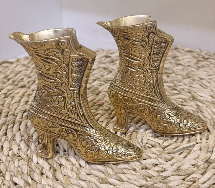 مجسمه دکوری لنگه کفش برنجی سنتی با پنجه نوکبرگشته، حکاکی ظریف و درخشش طلایی شمش خالص برنج - بازرگانی نداف