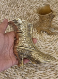 مجسمه دکوری لنگه کفش برنجی سنتی با پنجه نوکبرگشته، حکاکی ظریف و درخشش طلایی شمش خالص برنج - بازرگانی نداف