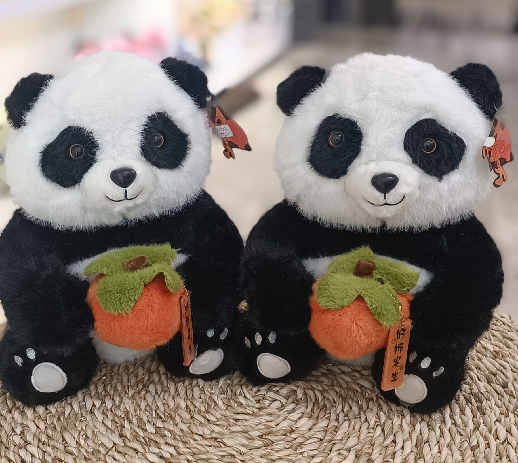 عروسک پاندا هلو به دست