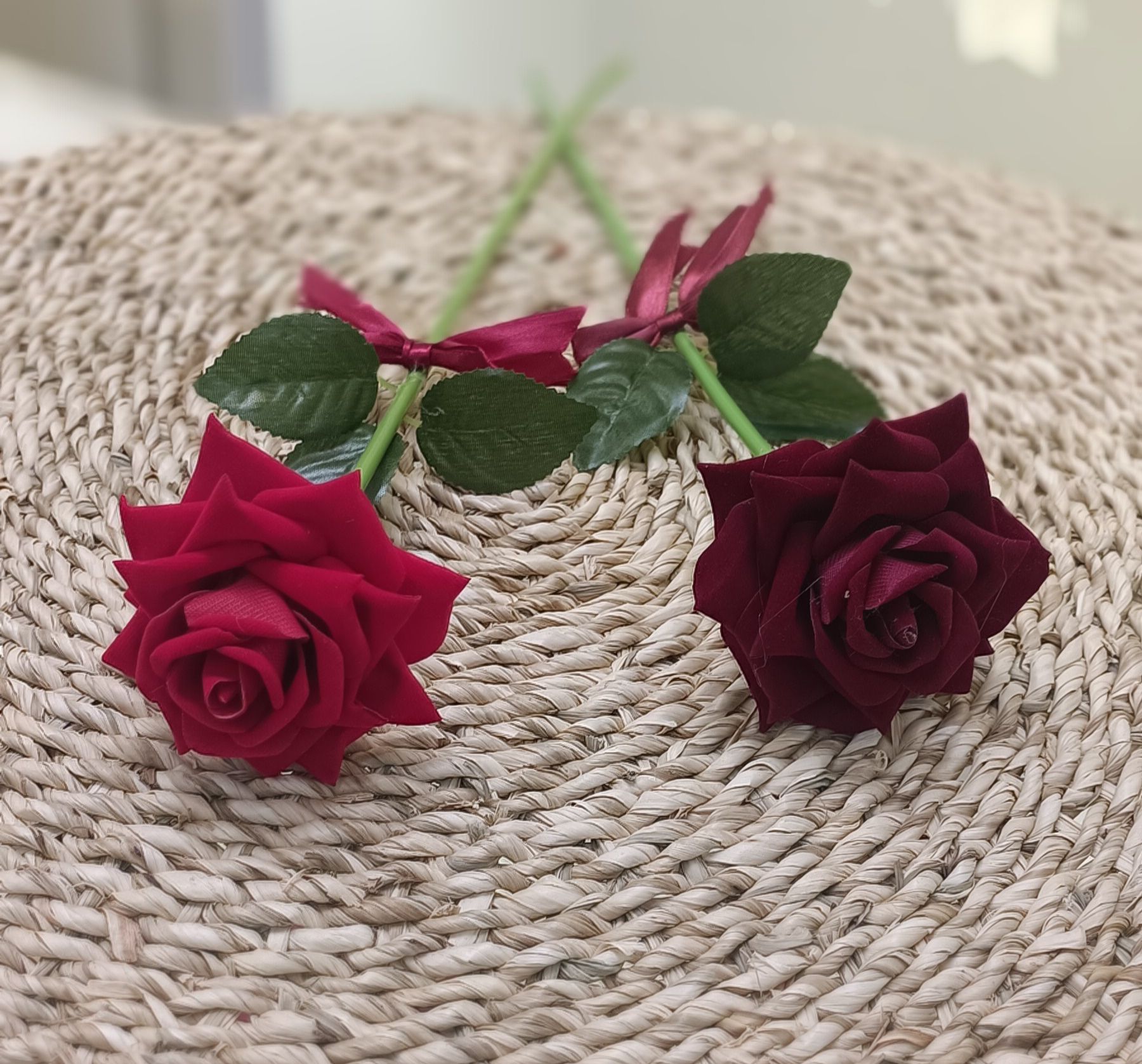 گل رز چیچک با ساقه 50 سانتی دارای شلنگی، برگ و پاپیون در دو رنگ قرمز و زرشکی