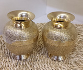 خرید گلدان جار برنجی طرح طاووس سایز ۶ اینچ بهصورت تکی. ساختهشده از شمش خالص هند با نقوش برجسته، کیفیت ممتاز و مناسبترین قیمت از بازرگانی نداف مشهد. ارسال سراسری.