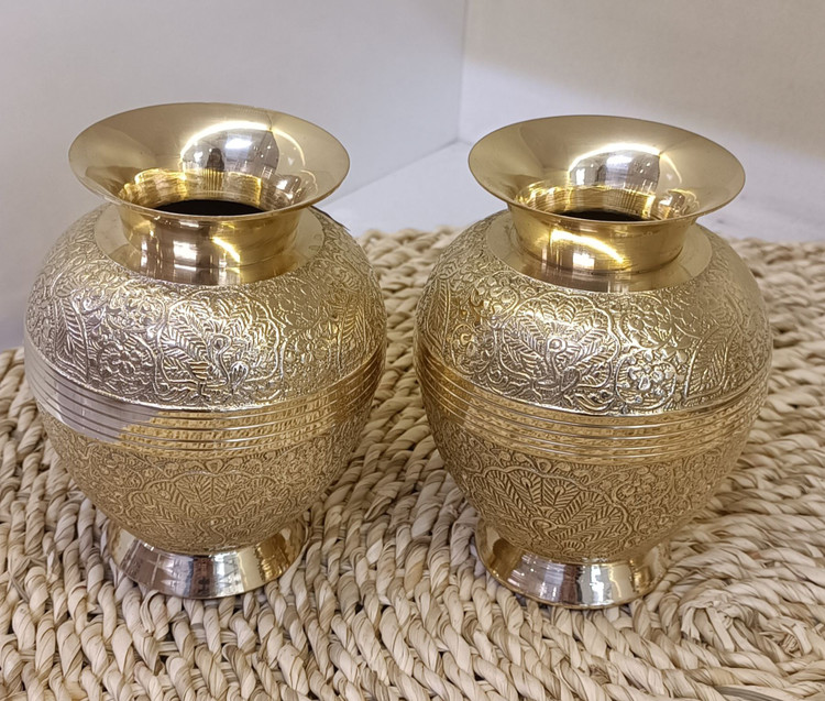 خرید گلدان جار برنجی طرح طاووس سایز ۶ اینچ بهصورت تکی. ساختهشده از شمش خالص هند با نقوش برجسته، کیفیت ممتاز و مناسبترین قیمت از بازرگانی نداف مشهد. ارسال سراسری.