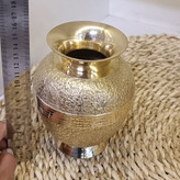 خرید گلدان جار برنجی طرح طاووس سایز ۶ اینچ بهصورت تکی. ساختهشده از شمش خالص هند با نقوش برجسته، کیفیت ممتاز و مناسبترین قیمت از بازرگانی نداف مشهد. ارسال سراسری.