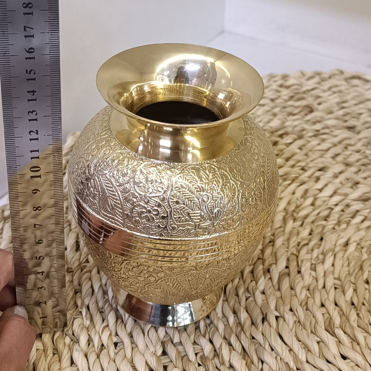 خرید گلدان جار برنجی طرح طاووس سایز ۶ اینچ بهصورت تکی. ساختهشده از شمش خالص هند با نقوش برجسته، کیفیت ممتاز و مناسبترین قیمت از بازرگانی نداف مشهد. ارسال سراسری.