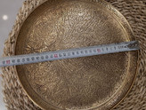 سینی گرد برنجی پایهدار و دستهدار با نقوش برجسته گل رز در کف و حاشیه و جلای طلایی براق بازرگانی نداف