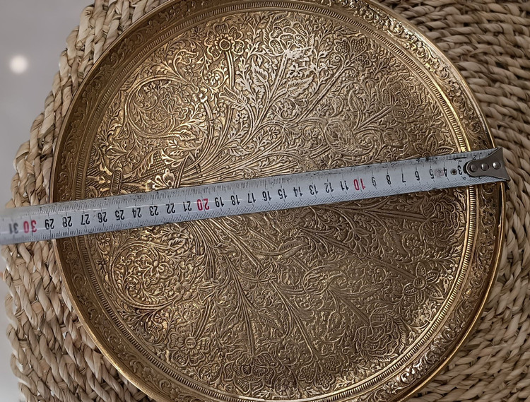سینی گرد برنجی پایهدار و دستهدار با نقوش برجسته گل رز در کف و حاشیه و جلای طلایی براق بازرگانی نداف