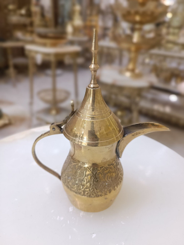 دله عربی برنجی طرح طاووس سایز کوچک با نقشونگار ظریف دستی بازرگانی نداف