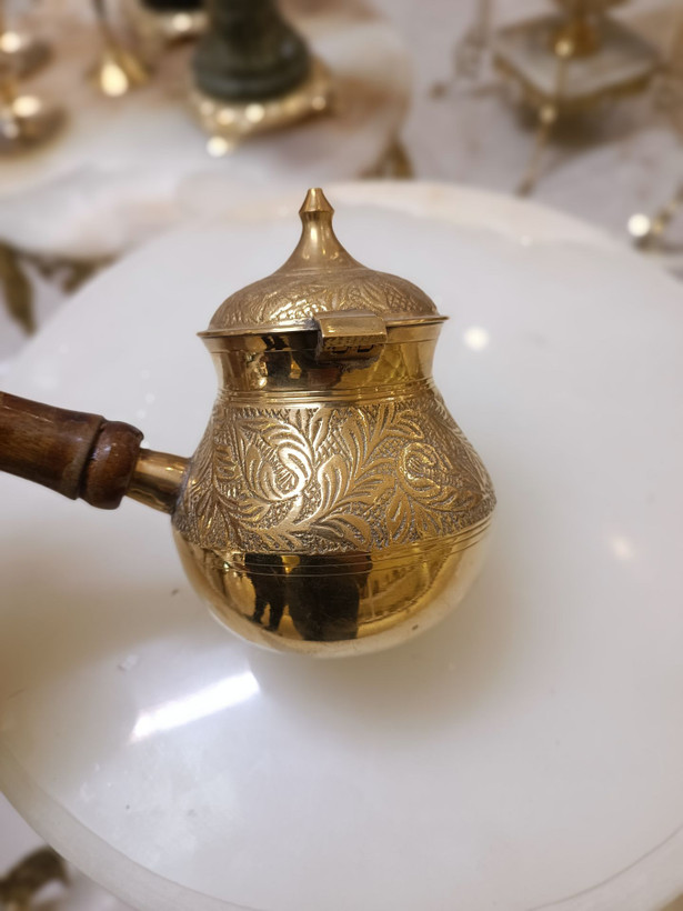 قهوه جوش برنجی ۵ اینچ طرح گل با درب و دسته چوبی لوکس و براق - بازرگانی نداف
