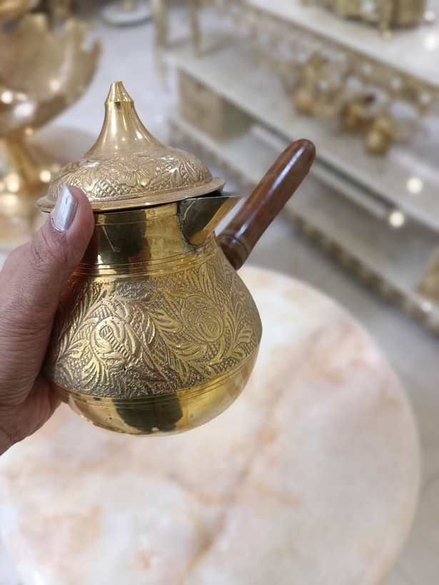 قهوه جوش برنجی هندی ۶ اینچ با طرح گل برجسته و دسته لوکس - بازرگانی نداف