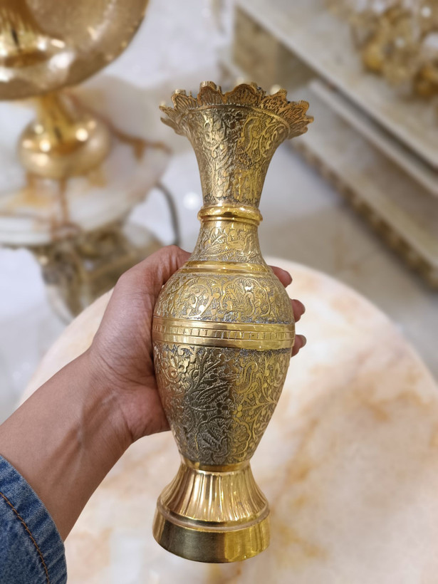 گلدان برنجی ۹ اینچ با طرح طاووس و پایه راه راه براق - بازرگانی نداف