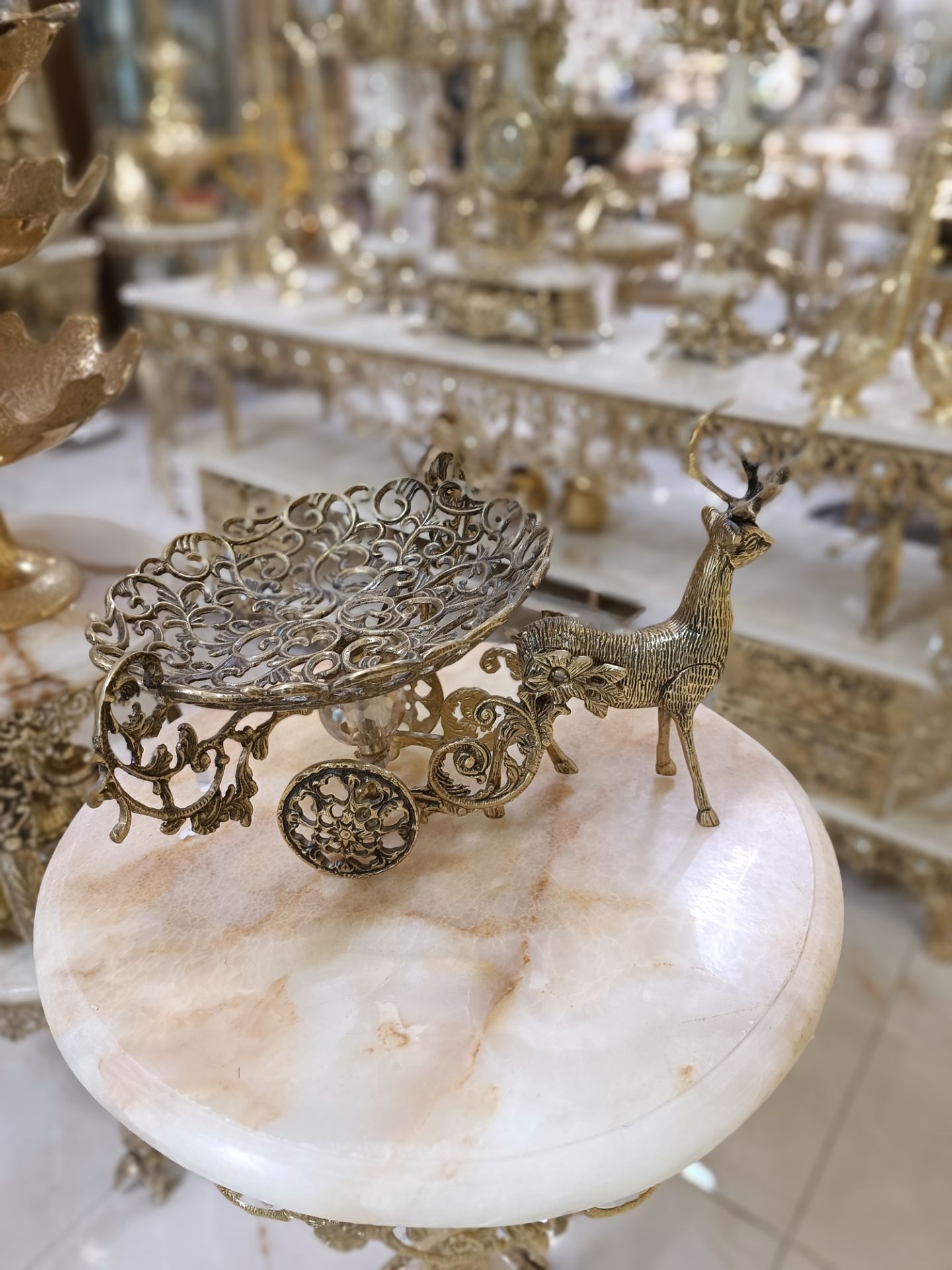 ميوه خوري درشکه با گوزن