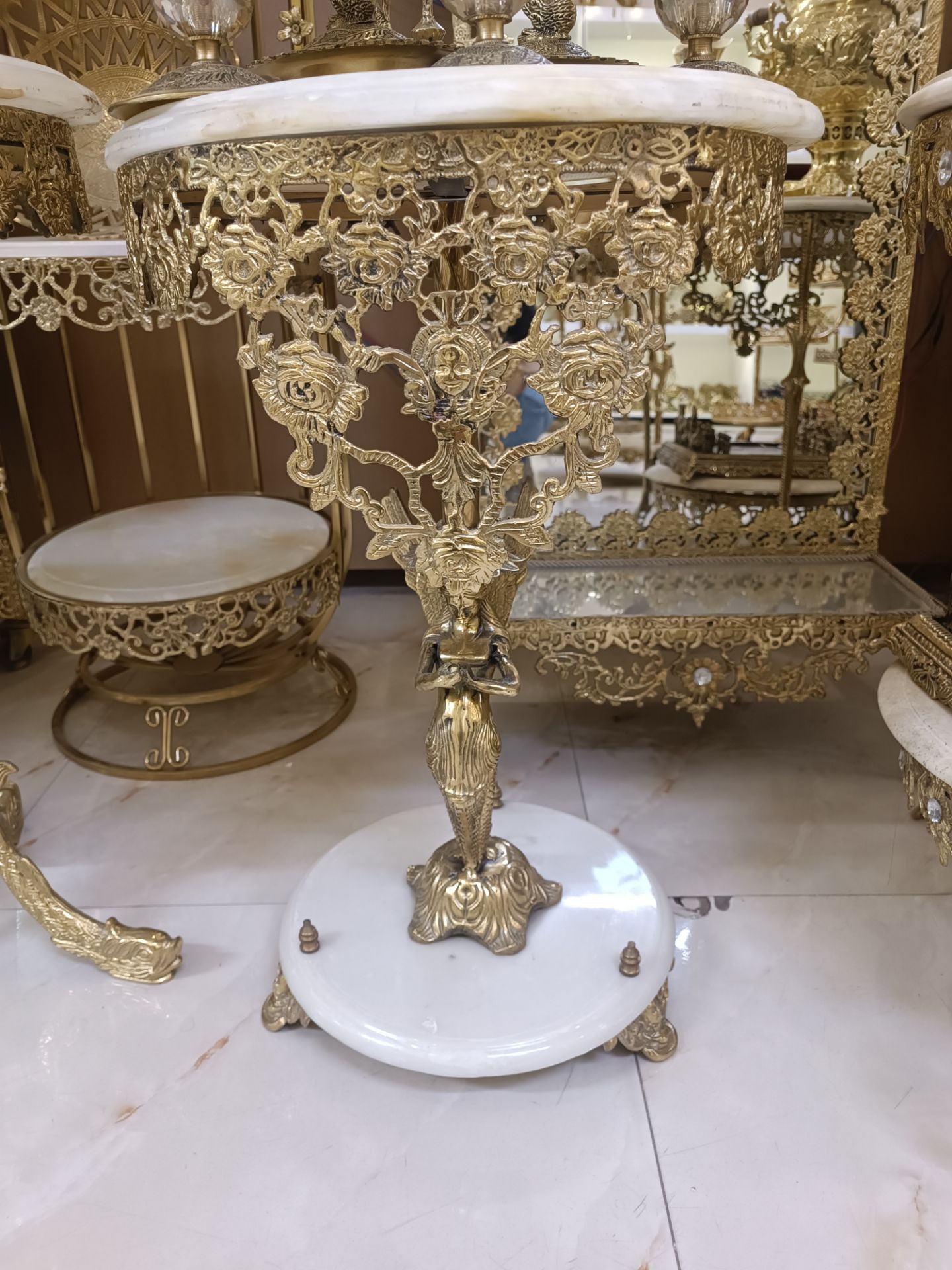 میز دکوری فرشته برنجی با پایه سنگ طبیعی لوکس
