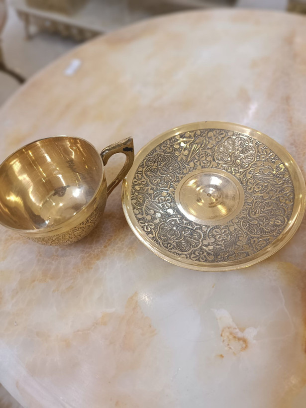 فنجان و نعلبکی طرح طاووس ۴ اینچ دسته نیمقلبی برنجی لوکس مناسب پذیرایی و دکوراسیون بازرگانی نداف مشهد