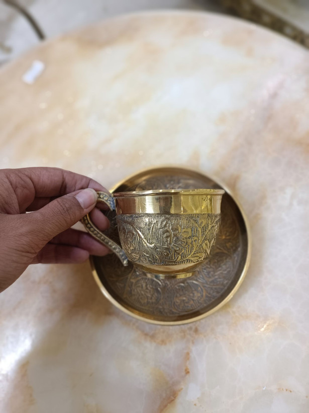 ست فنجان و نعلبکی برنجی طلایی با نقوش برجسته طرح گل و پایه صیقلی بازرگانی نداف