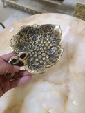 پیاله برنجی طرح انگوری با نقوش برجسته و بدنه طلایی صیقلی بازرگانی نداف