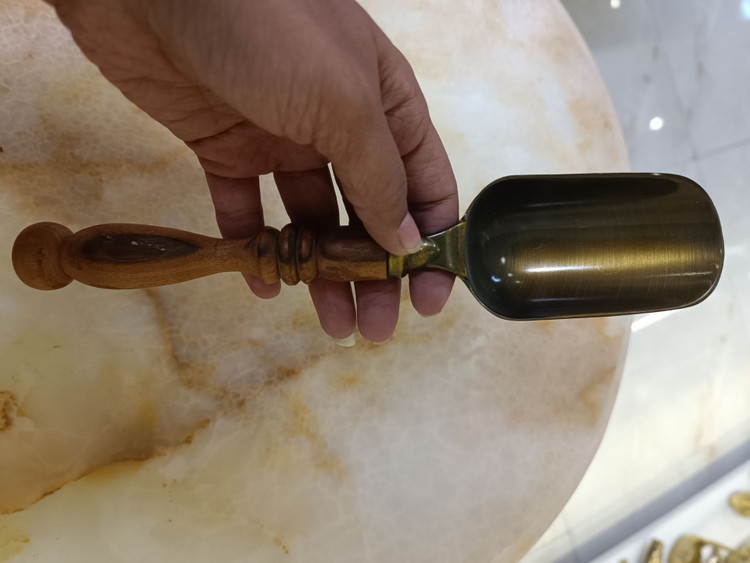 قاشق آجیل خوری دسته چوبی سایز بزرگ با کفه برنجی گود و پرداخت آنتیک بازرگانی نداف