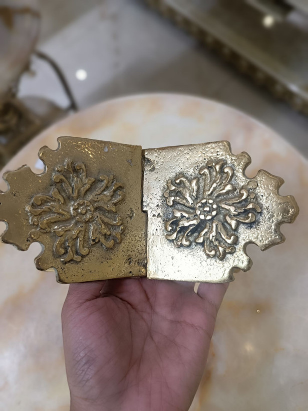 رحل کوچک برنجی با نقوش اسلیمی زرین و ظریف مناسب سفره عقد و قرآن بازرگانی نداف