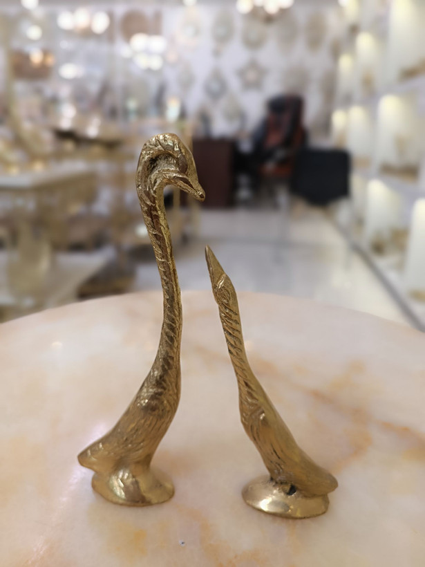 درنای برنجی دکوری سایز کوچک با طراحی مینیمال و درخشش لوکس روی میز - بازرگانی نداف مشهد