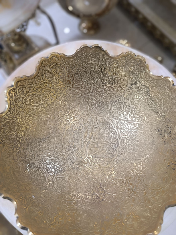 آجیلخوری لبقلعه طرح طاووس ۱۰ اینچ نیمنقش برنجی لوکس در بازرگانی نداف مشهد