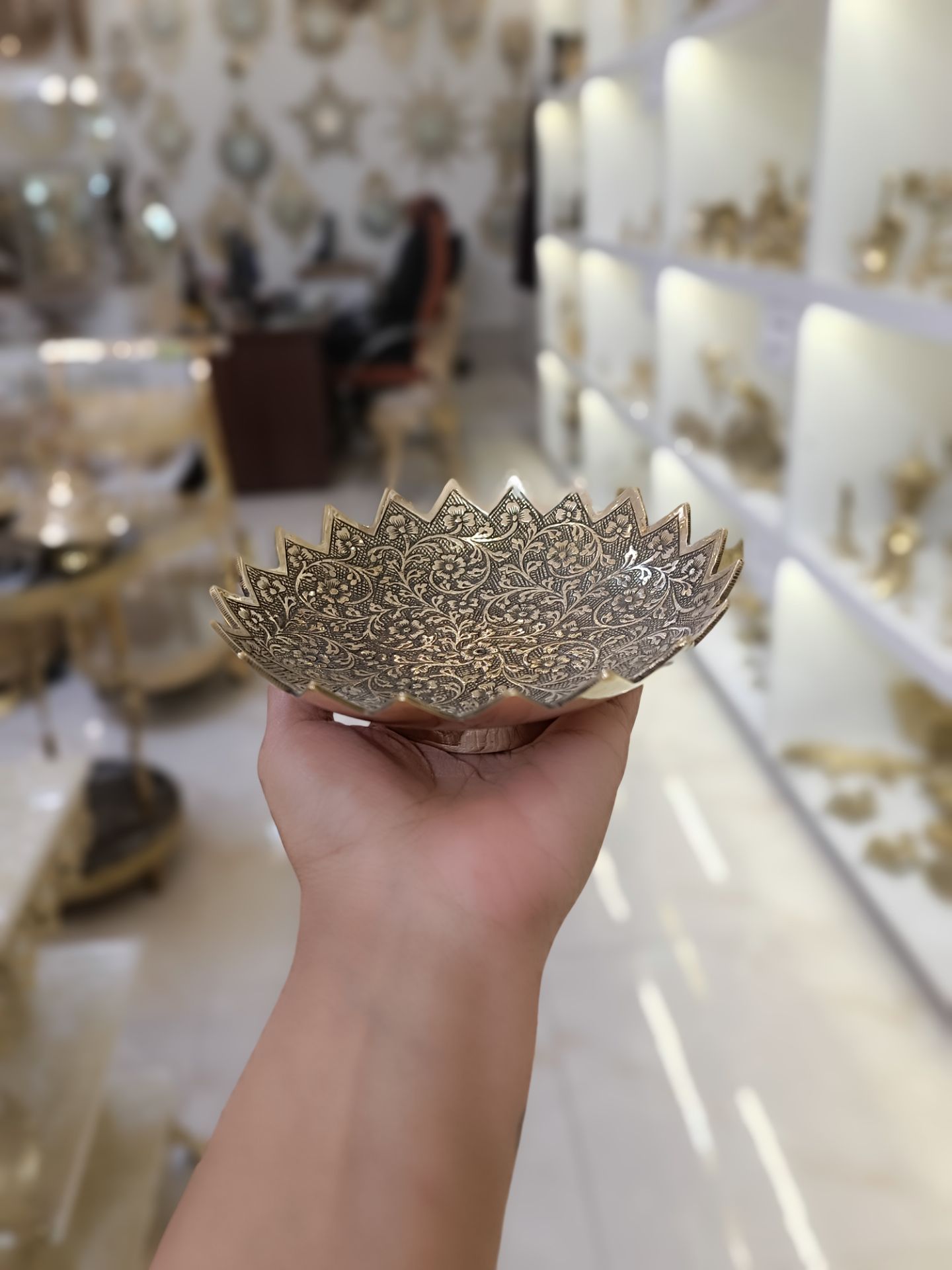 پياله لب تيز طرح گل برنجی