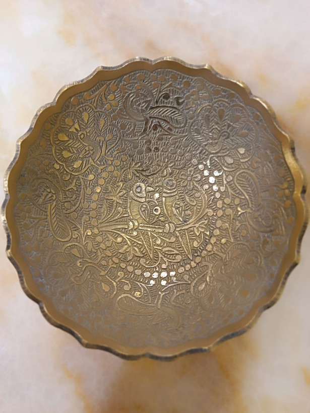 پیاله پایه دار برنجی با طراحی دو طوطی هندی، ظرف دکوری و پذیرایی لوکس از متالوکس.