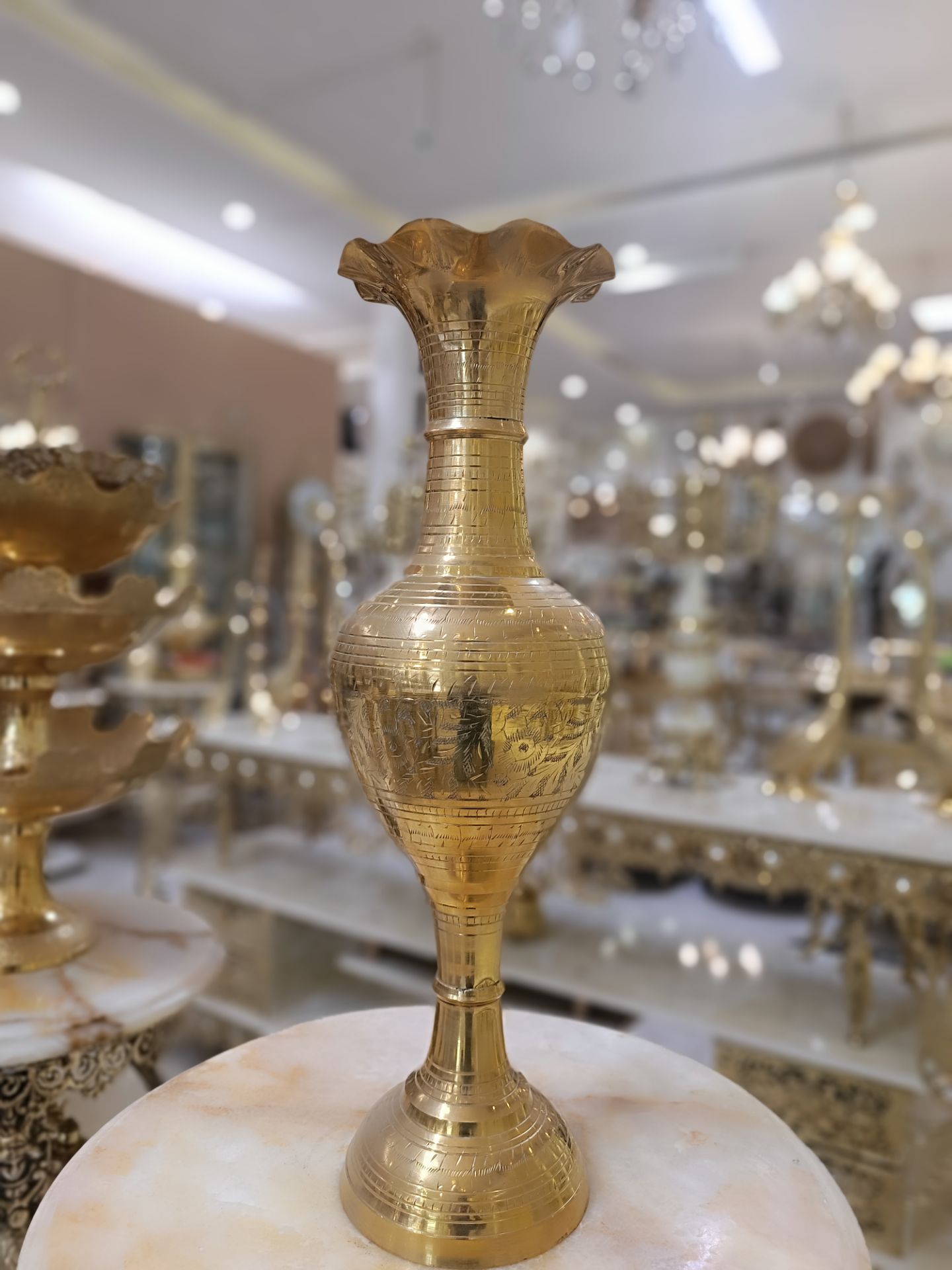 گلدان برنجی ۲۰ اینچ با لبه هلالی و طرح قلم‌دست ظریف، محصول لوکس متالوکس.